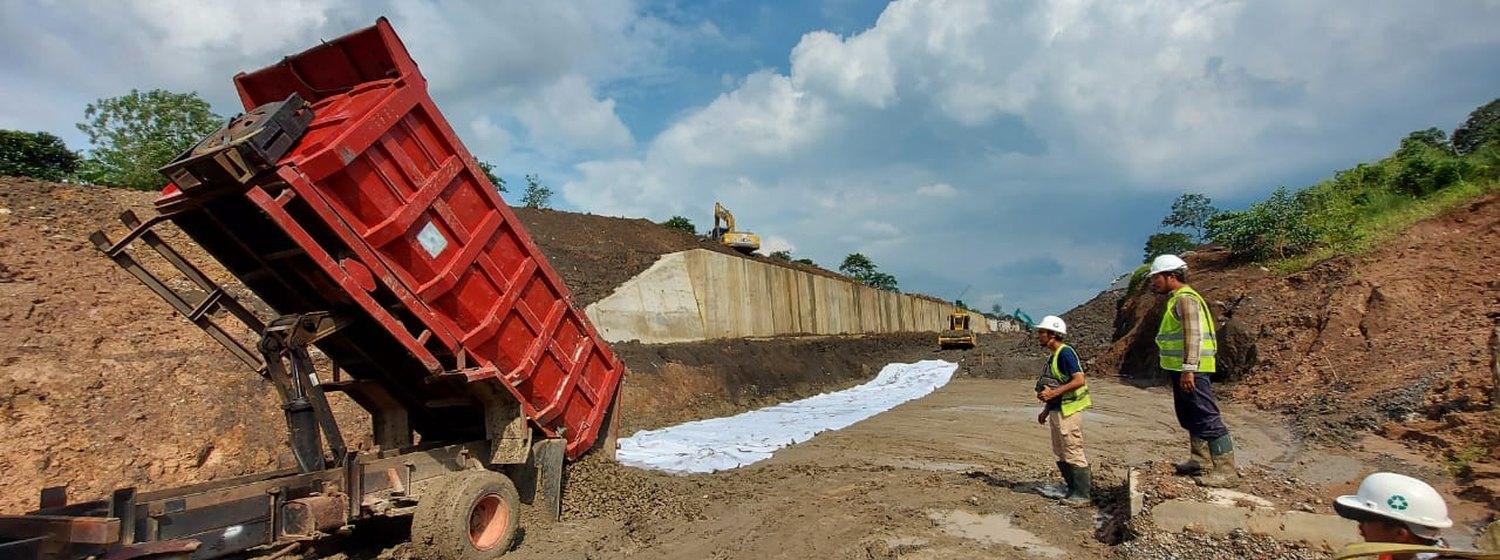 Pengiriman material agregat di lokasi proyek infrastruktur