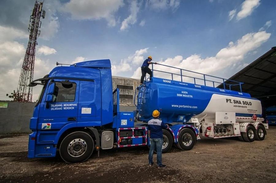 Truk tangki solar industri PT Berkah Rezeki Semesta
